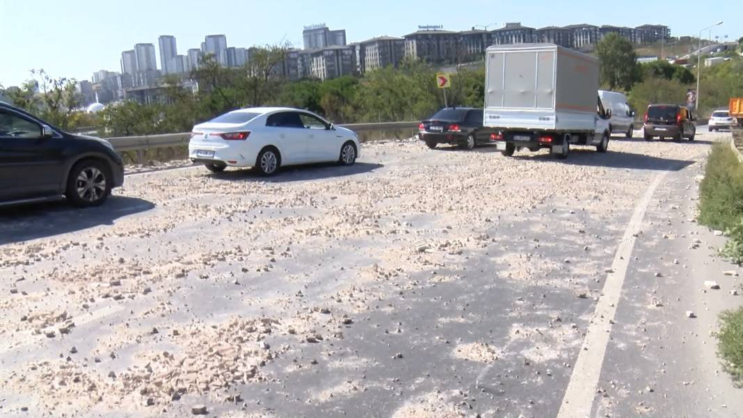 TIR’ın dorsesinden saçılan mermerler otoyolu felç etti 3